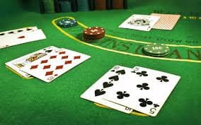 Tampilan permainan Sic Bo dengan tiga dadu dan meja taruhan di platform mpobet